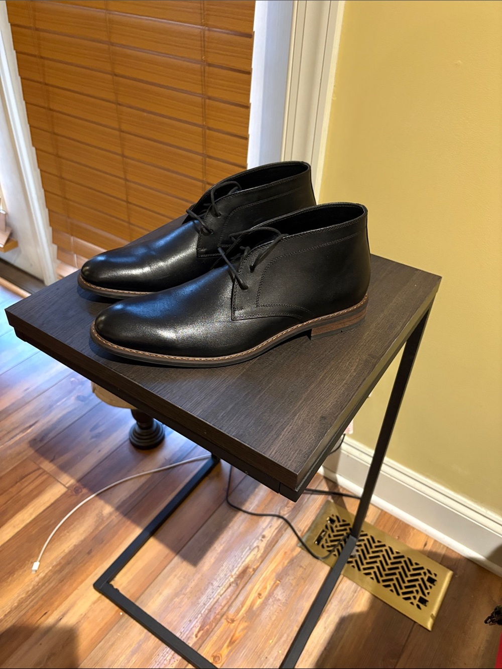 Men's Black Leather Chukka Boots with Sleek Lace-Up